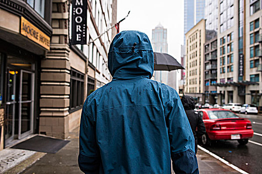 后视图,男青年,漫步,下雨,街道,西雅图,华盛顿,美国