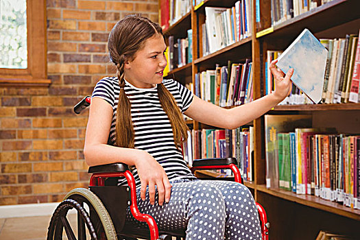 女孩,轮椅,选择,书本,图书馆