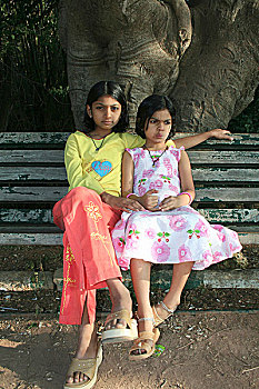 两个女孩,公园长椅