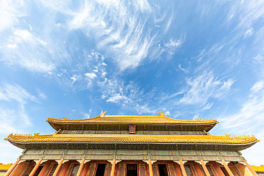 蓝天白云下的北京故宫乾清宫