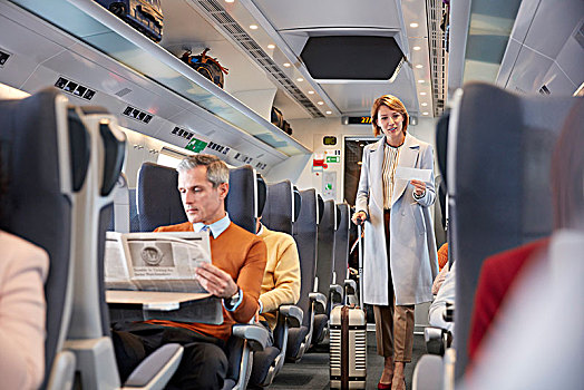 职业女性,车票,手提箱,乘坐,客运列车,看,座椅