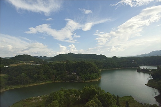贵州乡间的湖泊风光