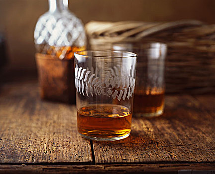 玻璃杯,威士忌酒,桌上