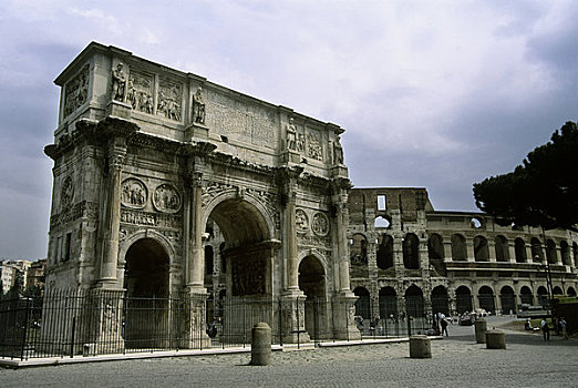 意大利,罗马,君士坦丁凯旋门,罗马角斗场,背景