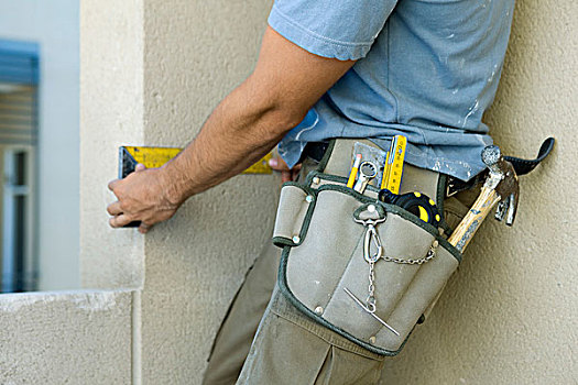 建筑工人,穿,工具腰带,重,工具,测量,墙壁