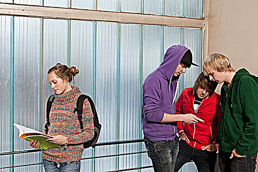 三个,青少年,男孩,看,手机,不理睬,女青年,学校,楼梯井