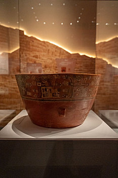 秘鲁阿亚库乔博物馆大型陶碗