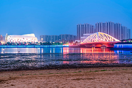 青岛彩虹桥和东方影都夜景