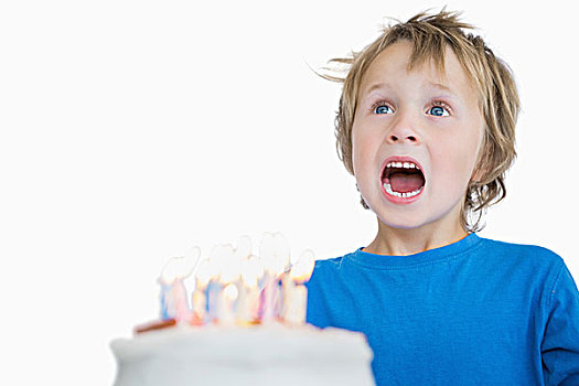 小男孩,生日蛋糕,上方,白色背景,吹蜡烛