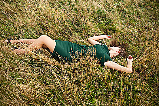 女青年,躺下,土地,绿色,连衣裙