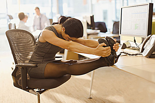 职业女性,伸展,腿,翘脚,书桌,办公室