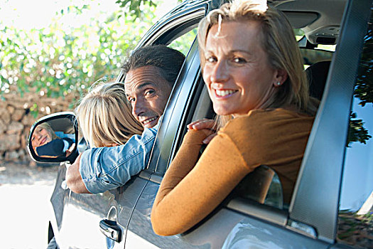 家庭,一起,汽车,探出,窗户,微笑,上方,肩部,看镜头