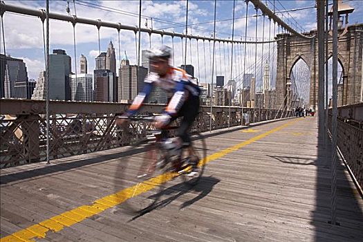 骑车,穿过,布鲁克林大桥,布鲁克林,纽约,美国