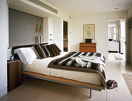 现代,卧室,地砖,双人床,人造毛,床罩,垫子,敞门,靠近,起居室