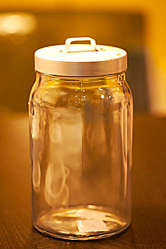 一个透明的玻璃瓶子