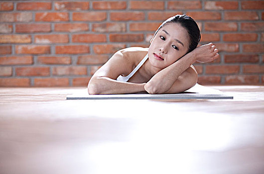 亚洲女性,躺着,练习垫