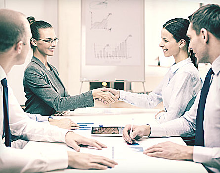 商务,办公室,概念,两个,微笑,职业女性,握手