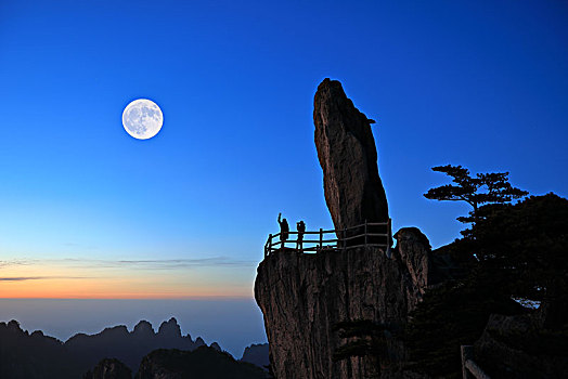 黃山月夜飛來石