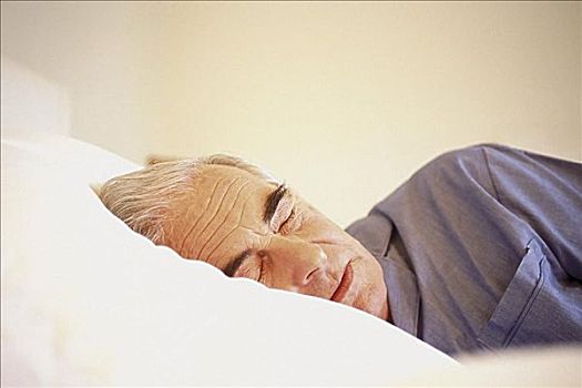 一个男人睡觉图片凄凉图片