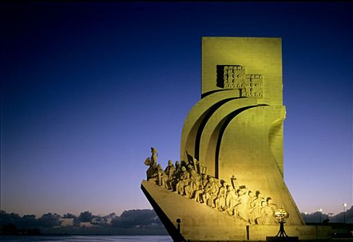 葡萄牙,里斯本,夜晚,发现者纪念碑,背影