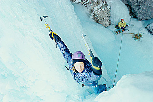 俯拍,女青年,攀登,冰,遮盖,悬崖