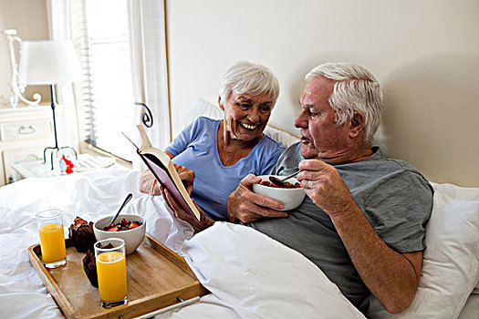 老年,夫妻,读,书本,吃早餐,卧室,在家