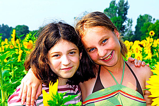 肖像,两个女孩,向日葵地