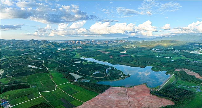 江西金溪,采矿废弃地变身生态旅游景区