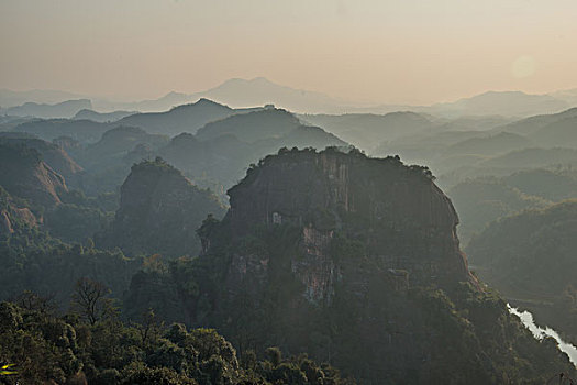 山,丹霞,太阳,蓝天,大气,山脉,驴友,旅行,地质公园,丹霞地貌,灌木,树,草,水潭,素材,平面设计