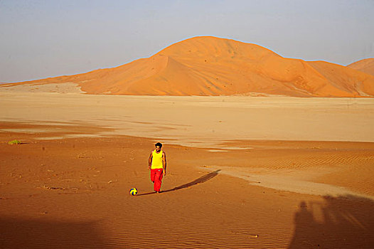 阿曼苏丹国,擦,沙漠,男青年,玩,球,中间