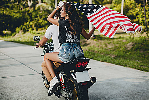 年轻,情侣,拿着,向上,美国国旗,骑,摩托车,乡村道路,甲米,泰国,后视图