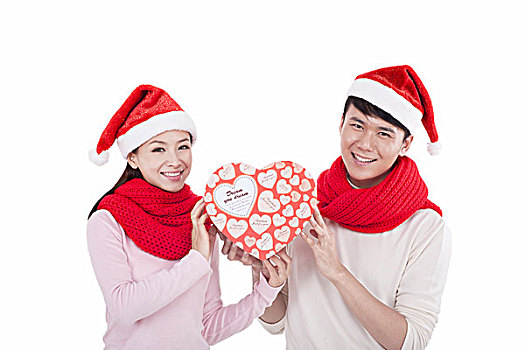 戴着圣诞帽的青年伴侣拿着礼物