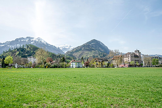 瑞士度假胜地因特拉肯风光美景－雪山草地,蓝天白云