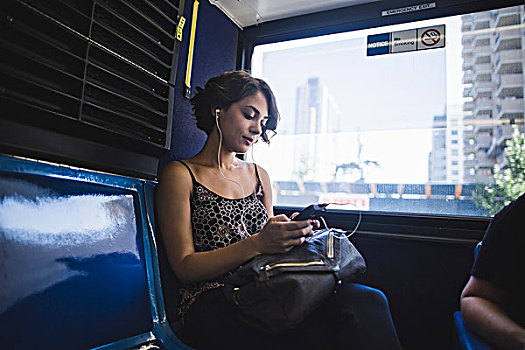 美女,通勤,巴士,听歌,智能手机,纽约,美国