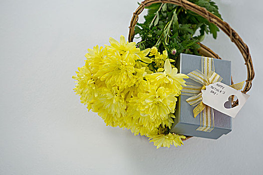 礼盒,束,黄花,柳条篮,高兴,母亲节,标签,白色背景,背景