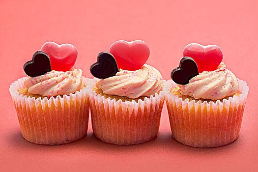 三个,情人节,杯形蛋糕,排列,粉色背景