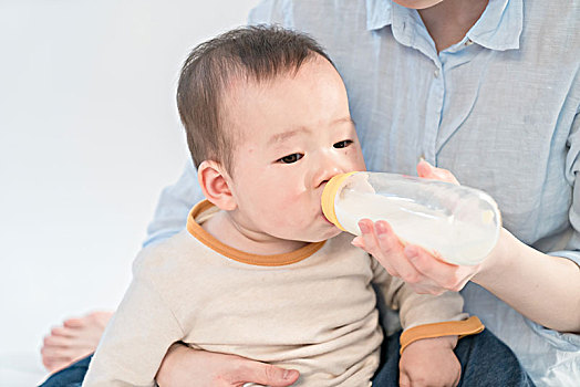妈妈在给宝宝喂奶