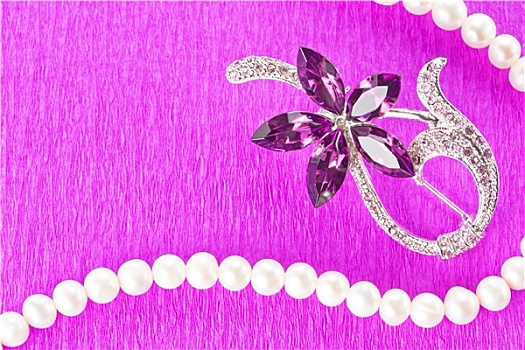 胸针,珍珠项链,紫色背景
