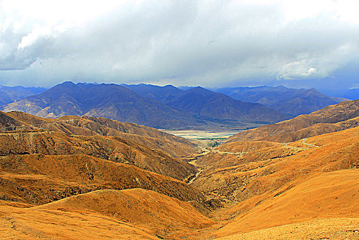 中国西藏羊湖羊卓雍措徒步旅行山脉蔚蓝天空Tibet,lhasa,YamdrokTso,China