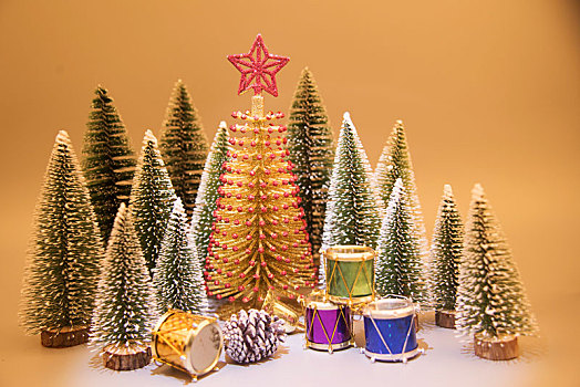 暖色环境中的圣诞树摆件和礼物