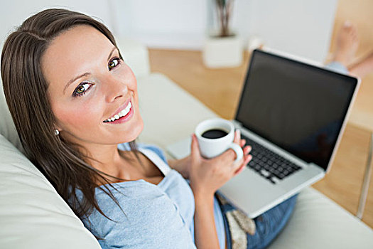 女人,喝,咖啡,笔记本电脑,客厅
