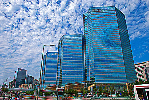 蓝天白云下的华贸中心