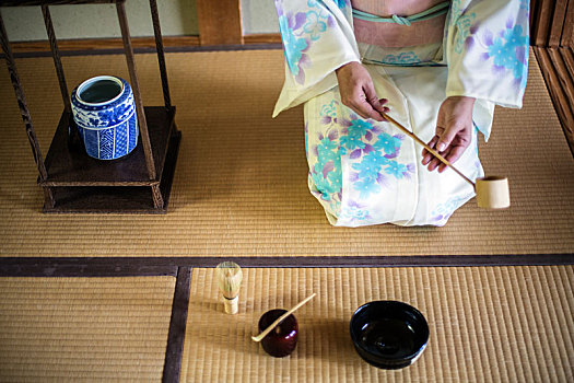 俯拍,日本人,女人,穿,传统,白色,和服,蓝色,花饰,跪着,榻榻米,茶道,拿着,竹子,长柄勺
