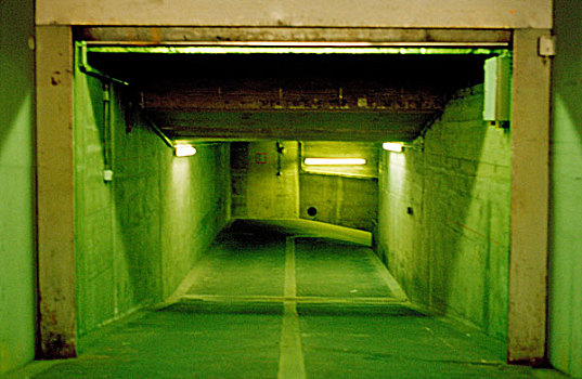 入口,地下,停车场,绿色,色调,亮光,中心,道路,标记,结构,柱子,洞穴,右边