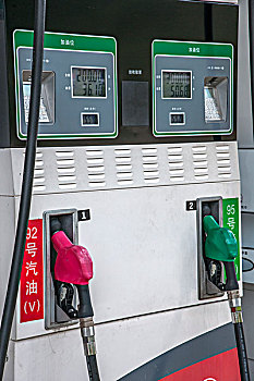 重庆至长沙g5513高速公路上的加油站