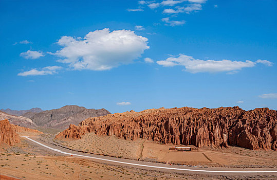 俯瞰新疆吐鲁番市火云谷景区公路