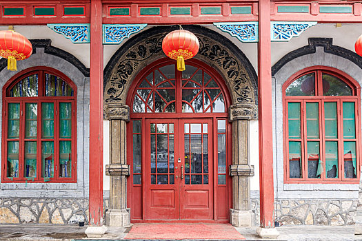 济南市宽厚里红色拱形门窗古建筑