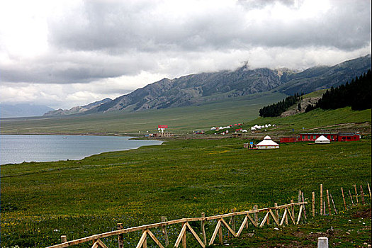 新疆塞里木湖畔