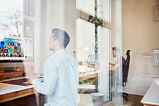 两个男人,工作,电脑,设计室,风景,窗,反射,窗框,树
