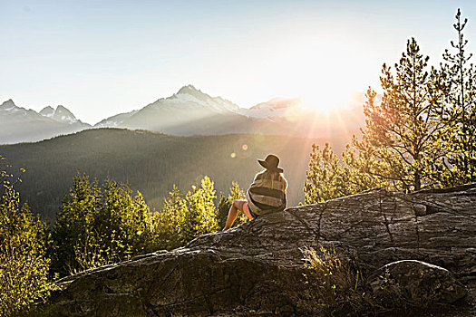 坐,女人,岩石上,观景,后视图,不列颠哥伦比亚省,加拿大